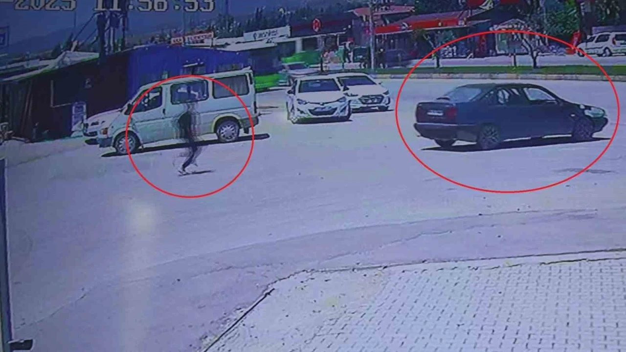 El frenini çekmeyi unuttuğu aracının peşinden koşsa da çaresiz kaldı, o anlar kamerada
