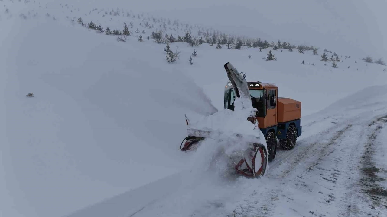 Elazığ&rsquo;da 113  k&ouml;y yolunda &ccedil;alışmalar s&uuml;r&uuml;yor
