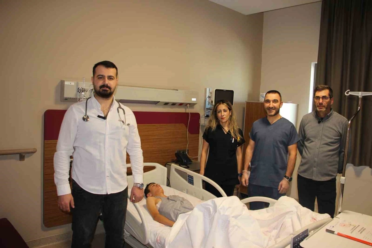 Elazığ&rsquo;da 14 yaşındaki &ccedil;ocuk, &lsquo;Kunduracı g&ouml;ğs&uuml;&rsquo; hastalığından kurtuldu
