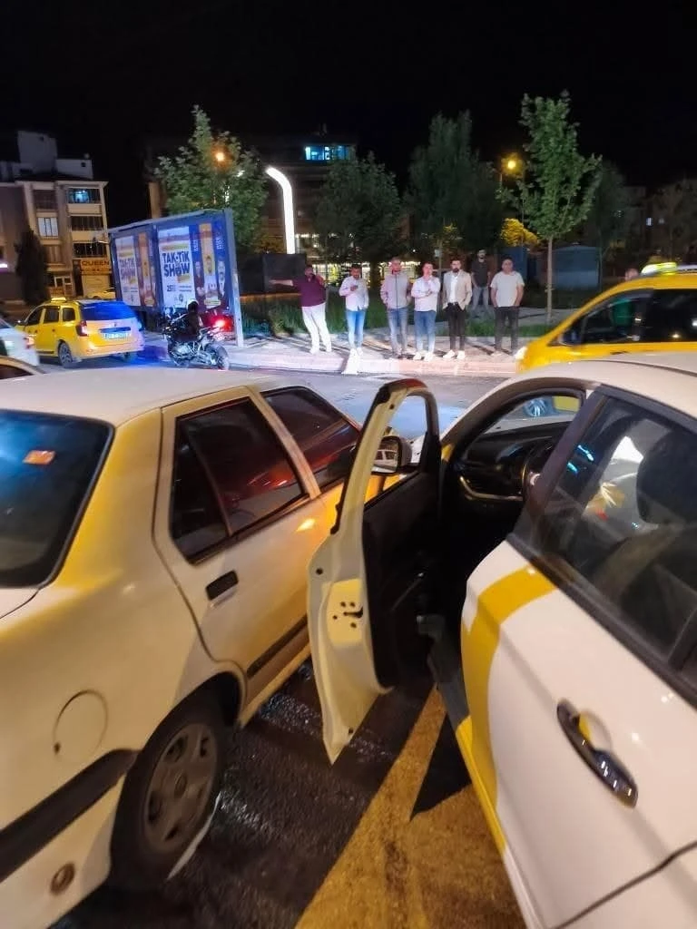 Elazığ’da 2 otomobil kafa kafaya çarpıştı: 2 yaralı
