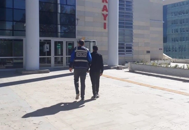 Elazığ&rsquo;da 20 yıl kesinleşmiş hapis cezası olan zanlı tutuklandı
