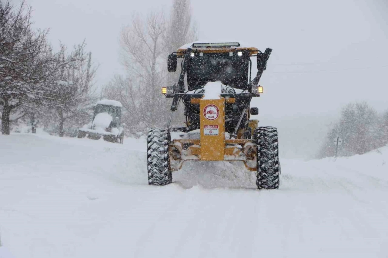 Elazığ&rsquo;da 259 k&ouml;y yolunda &ccedil;alışmalar s&uuml;r&uuml;yor
