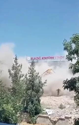Elazığ&rsquo;da 5 katlı bina yıkımında facianın eşiğinden d&ouml;n&uuml;ld&uuml;: Operat&ouml;r son anda atlayarak kurtuldu
