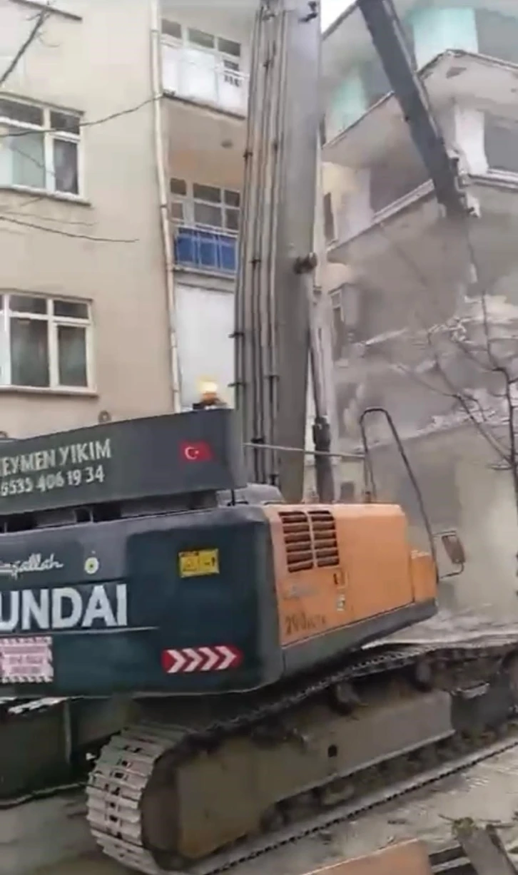 Elazığ&rsquo;da ağır hasarlı bina tek dokunuşla yıkıldı
