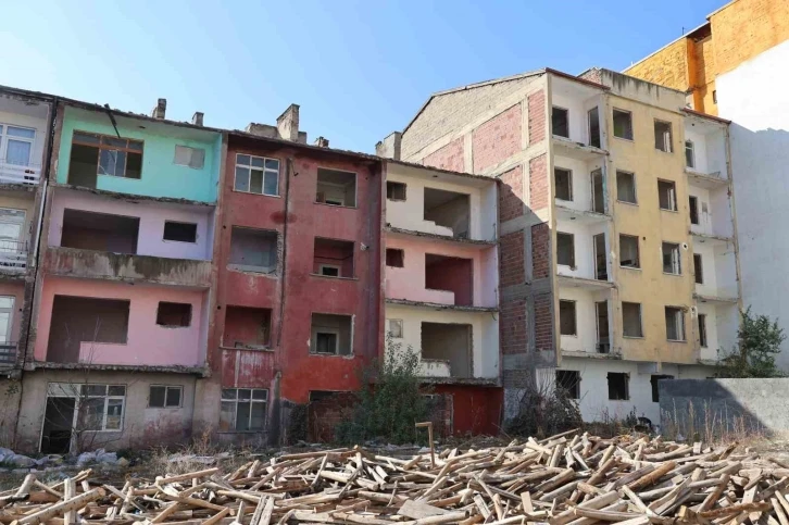 Elazığ’da ağır hasarlı yapılar, vatandaşların korkulu rüyası haline geldi