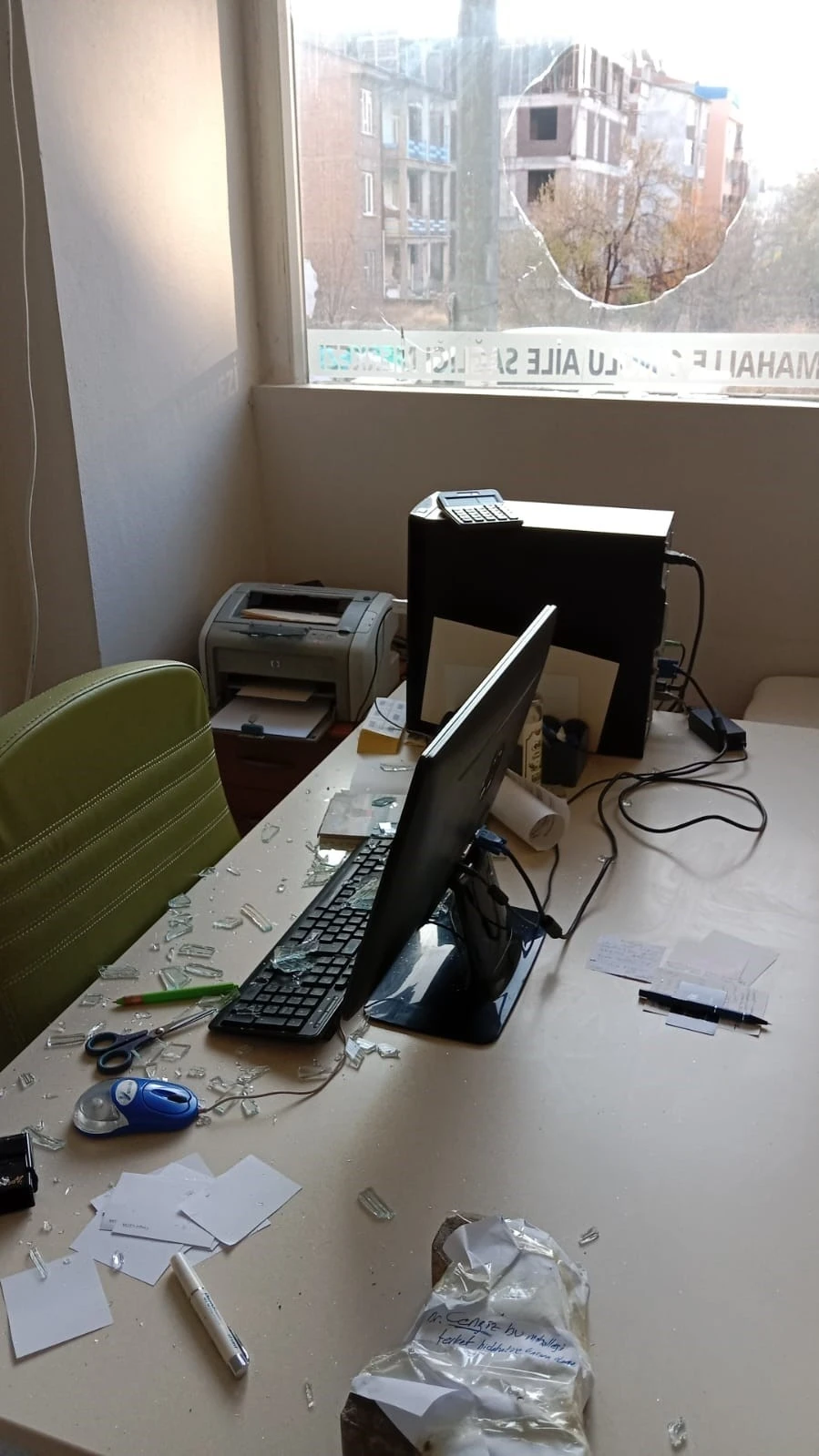 Elazığ’da aile sağlığı merkezine taşlı saldırı, doktora tehdit
