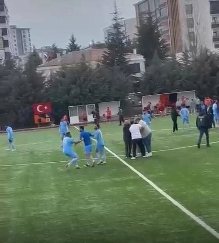 Elazığ’da amatör maçta hakeme tekme tokatlı saldırı