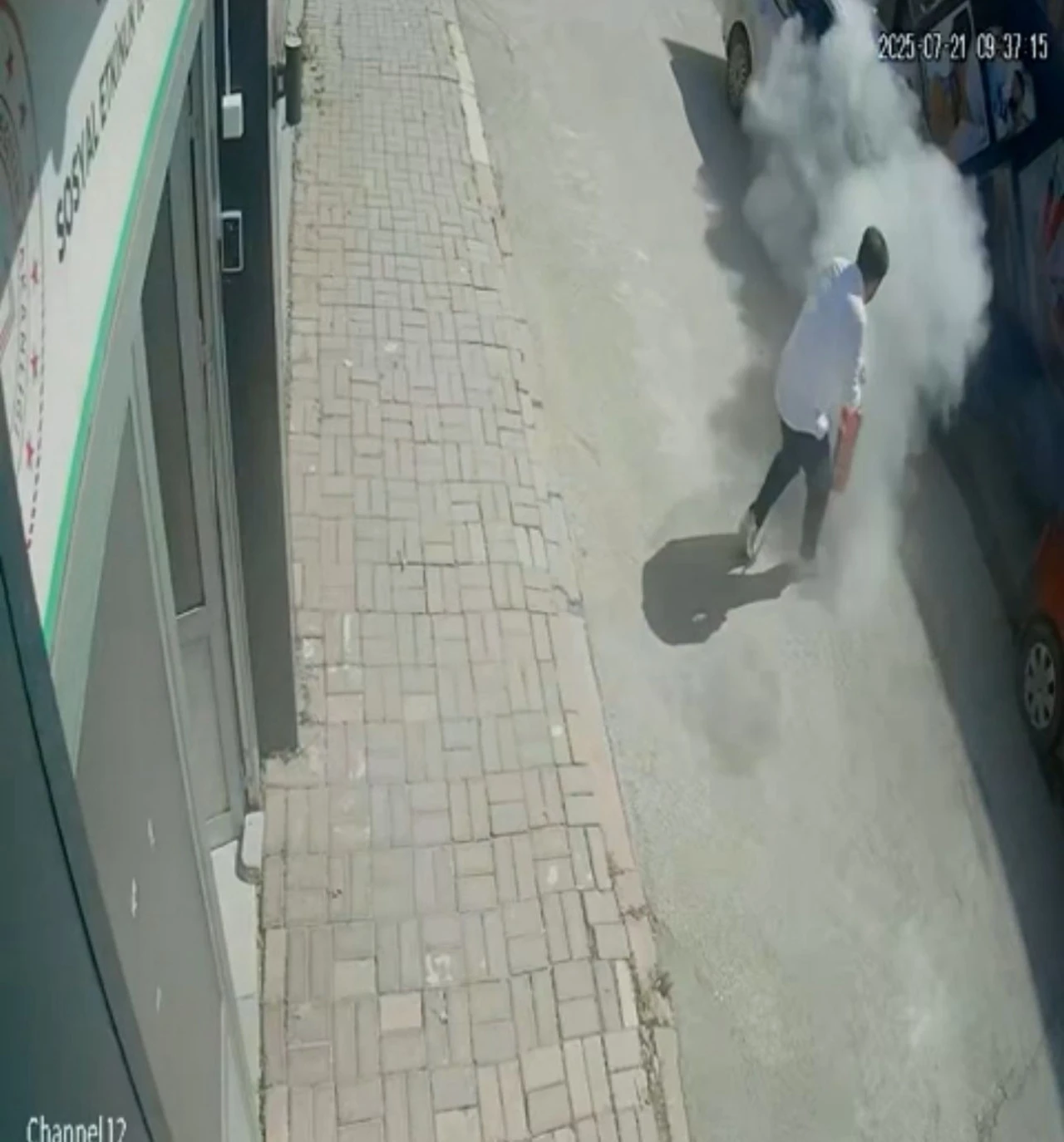 Elazığ’da araç yangını güvenlik kameralarına yansıdı
