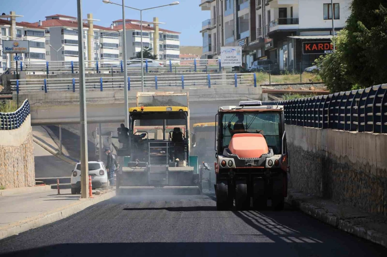 Elazığ’da asfaltlama çalışmaları sürüyor
