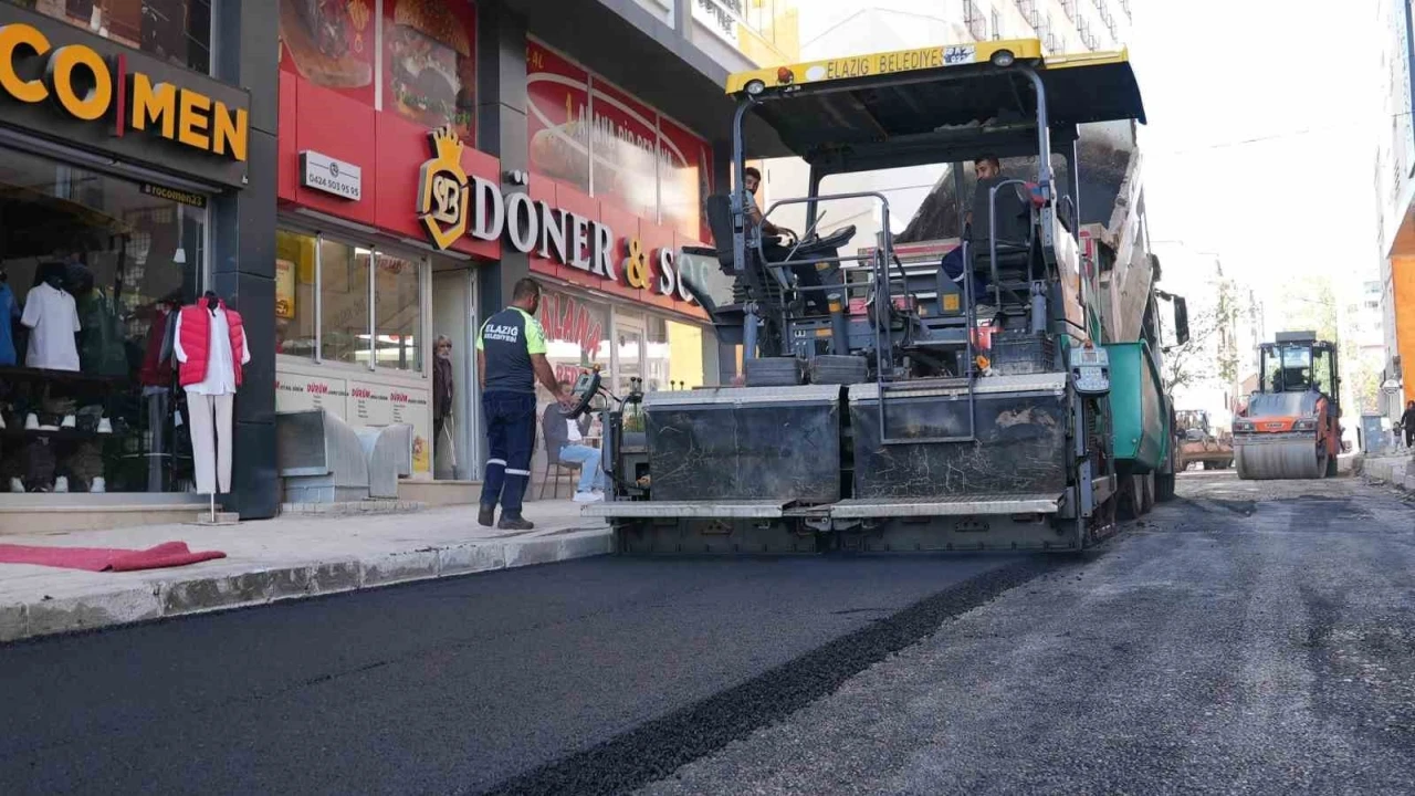 Elazığ’da asfaltlama çalışmaları sürüyor
