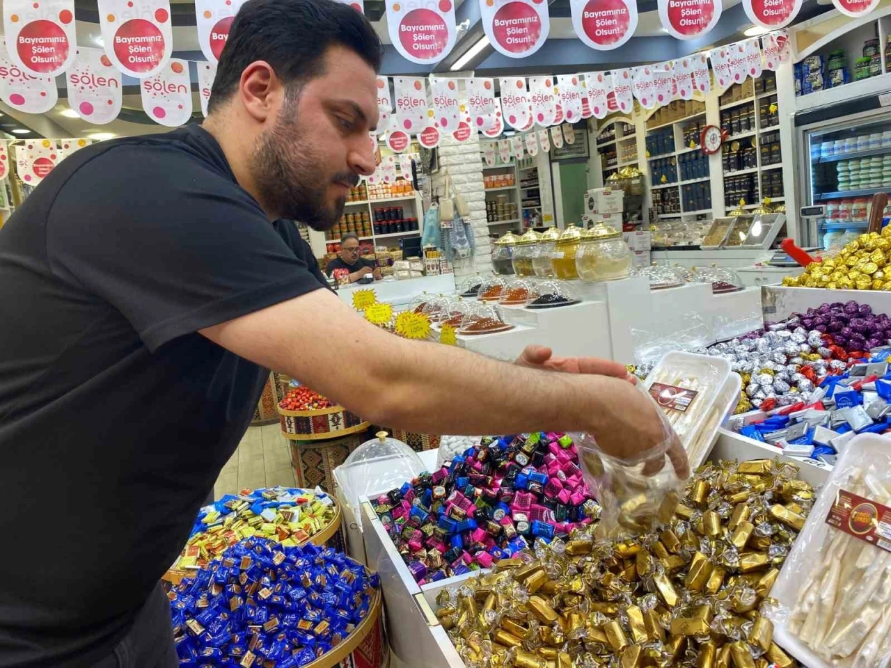 Elazığ’da bayram öncesi şekerler tezgahlardaki yerini aldı
