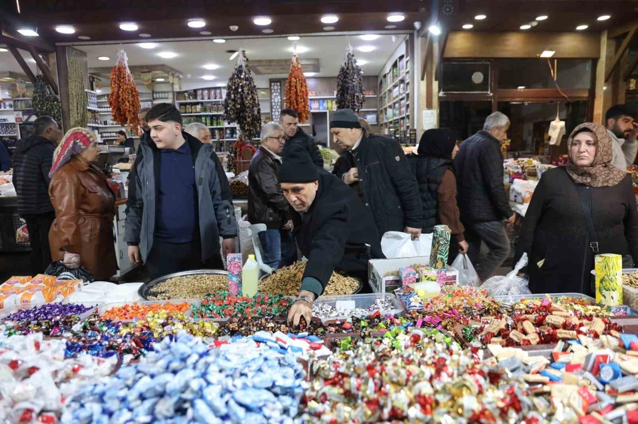 Elazığ&rsquo;da bayram şekerleri tezgahlardaki yerini aldı
