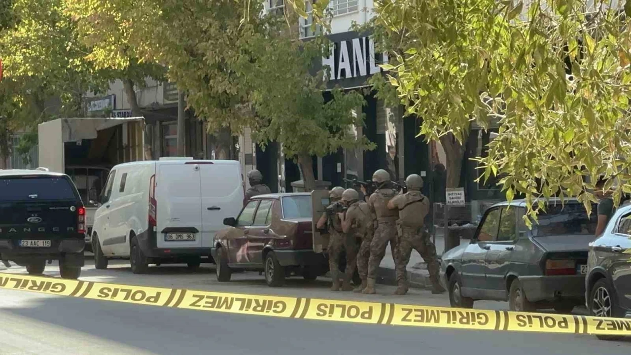 Elazığ’da bir kişi polisle çatıştı: Şahıs etkisiz hale getirildi, 1 polis yaralandı
