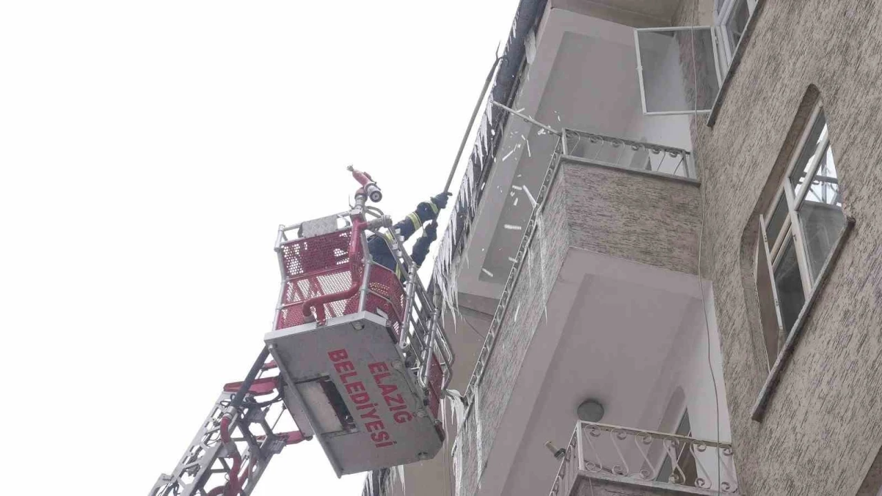 Elazığ&rsquo;da buz sarkıtları itfaiye ekiplerince temizleniyor
