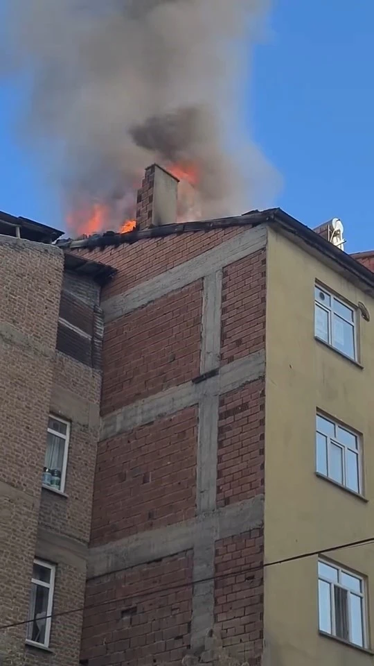 Elazığ’da çatı yangını, paniğe neden oldu
