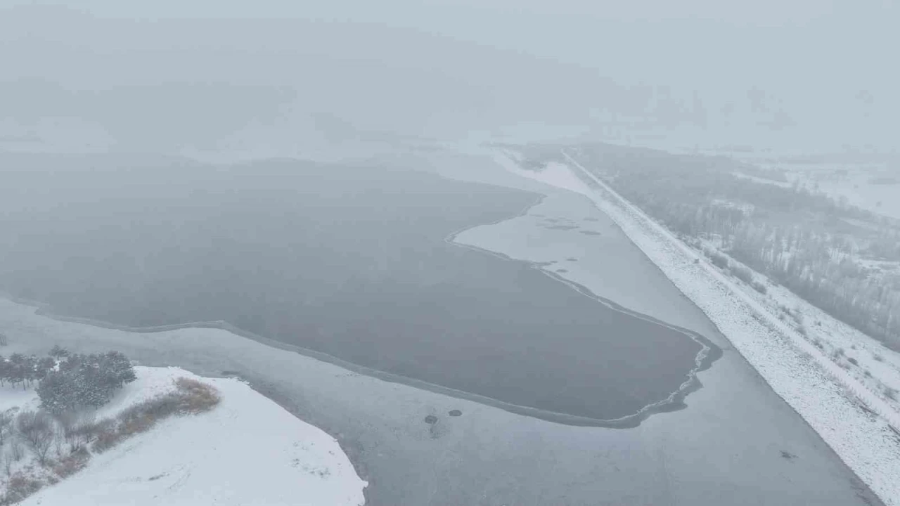 Elazığ&rsquo;da Cip Baraj G&ouml;l&uuml;&rsquo;n&uuml;n bazı kısımları buz tuttu
