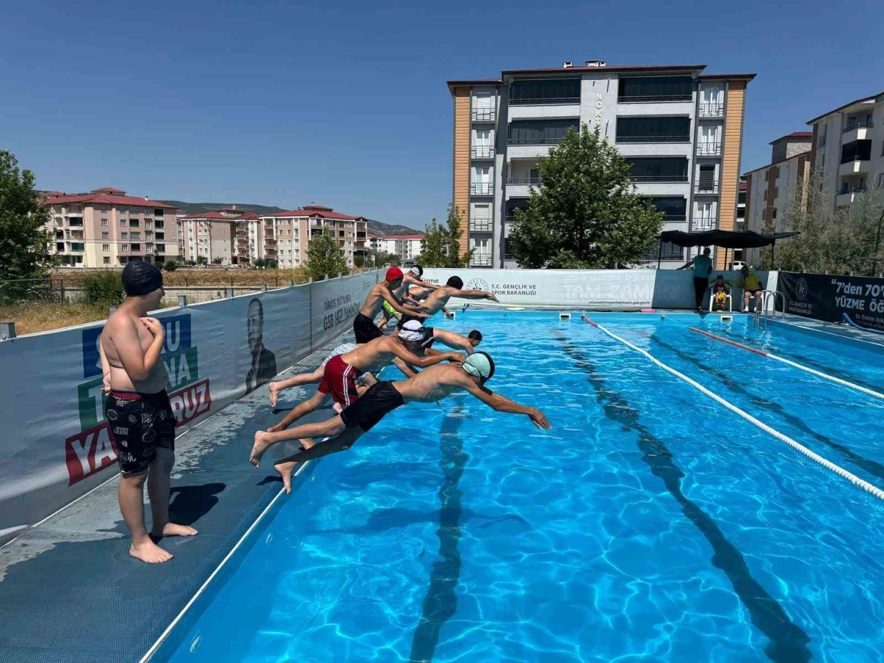 Elazığ’da çocuklar hem öğreniyor hem eğleniyor

