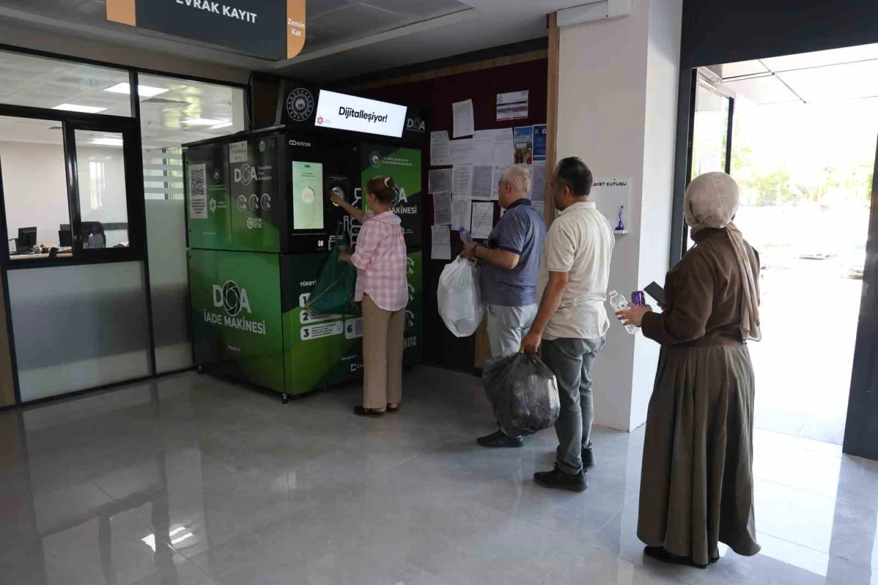 Elazığ&rsquo;da depozito iade cihazları vatandaşlardan yoğun ilgi g&ouml;r&uuml;yor
