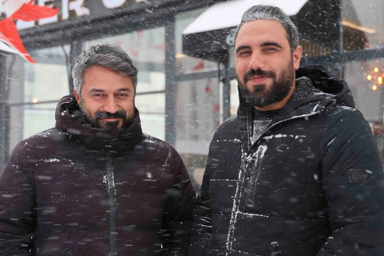 Elazığ&rsquo;da doğaseverin k&ouml;peklerle zor anları dron kamerasında
