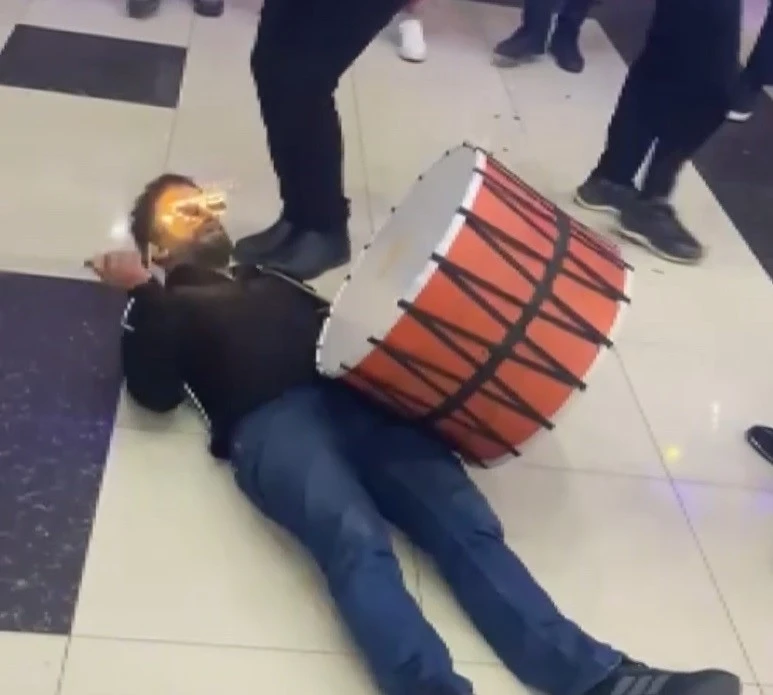 Elazığ’da düğünde davulcu performansı
