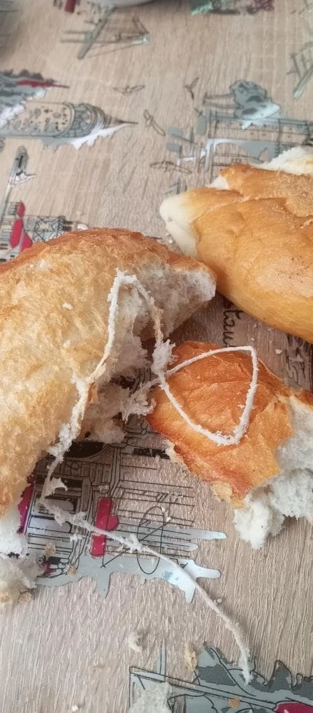Elazığ’da ekmeğin içinden ip çıktı

