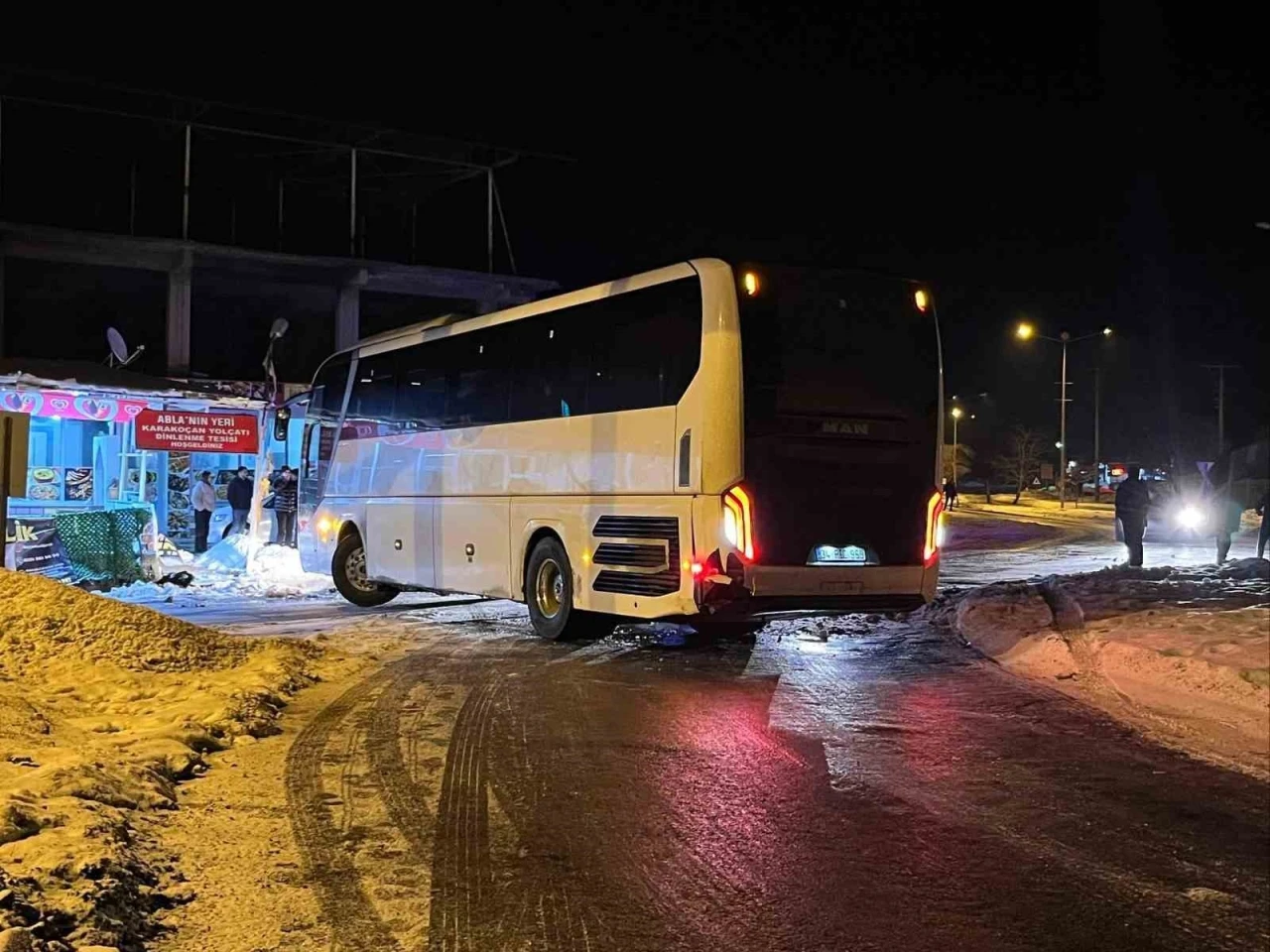 Elazığ&rsquo;da facianın eşiğinden d&ouml;n&uuml;ld&uuml;: Otob&uuml;s devrilmekten son anda b&ouml;yle kurtuldu

