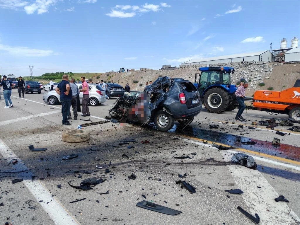 Elazığ’da feci kaza: 1 ölü, 2 ağır yaralı