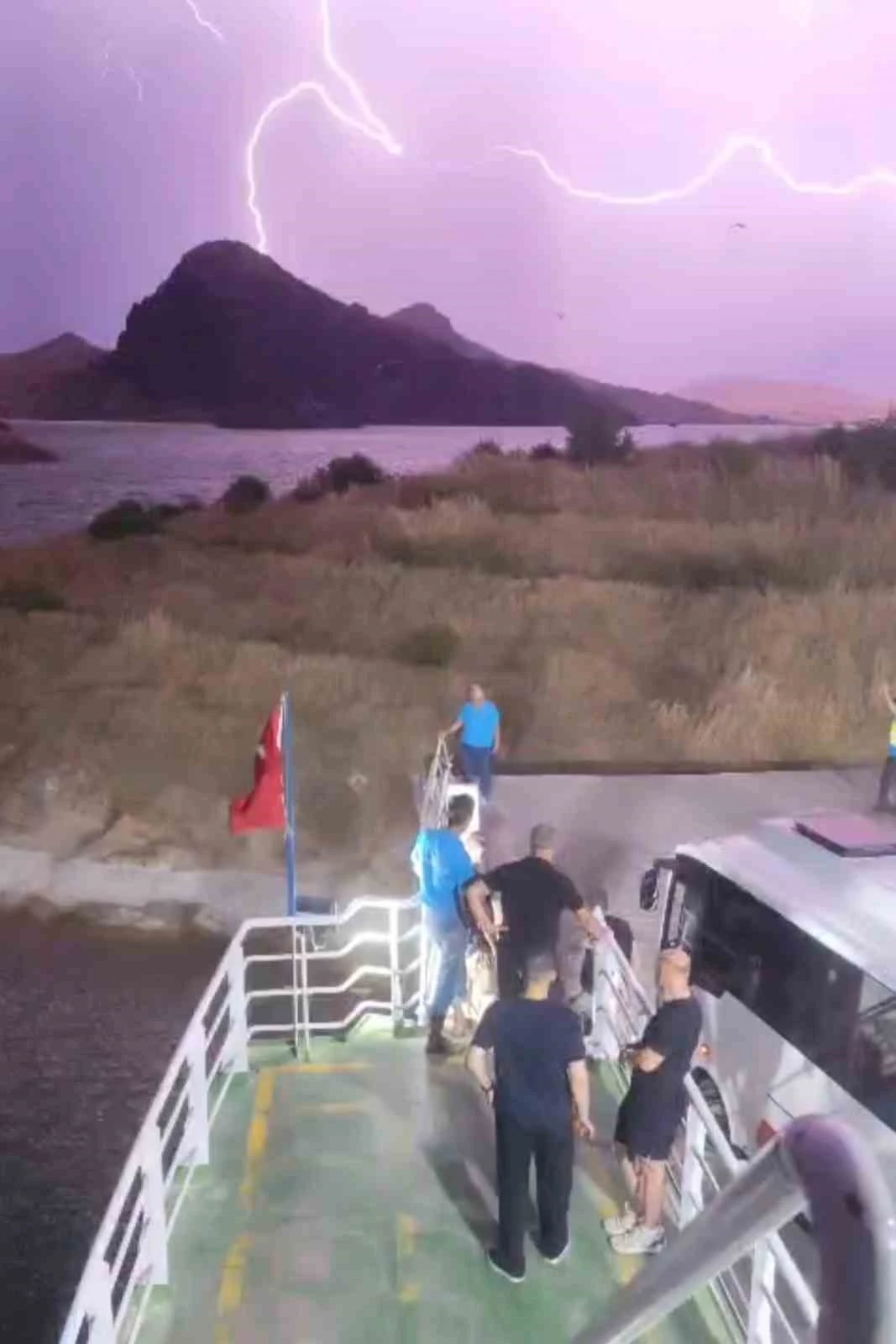 Elazığ&rsquo;da fırtına etkili oldu: Feribot iskeleye yanaşamadı
