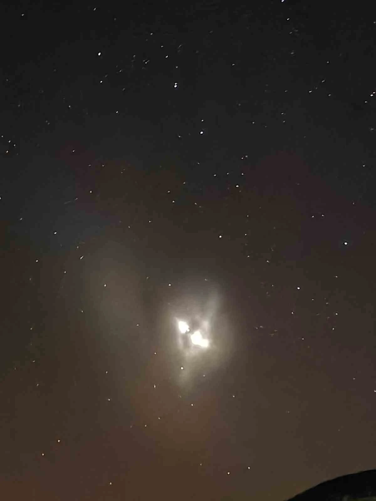 Elazığ’da gece saatlerinde gökyüzünde görülen ışık hüzmesi heyecanlandırdı
