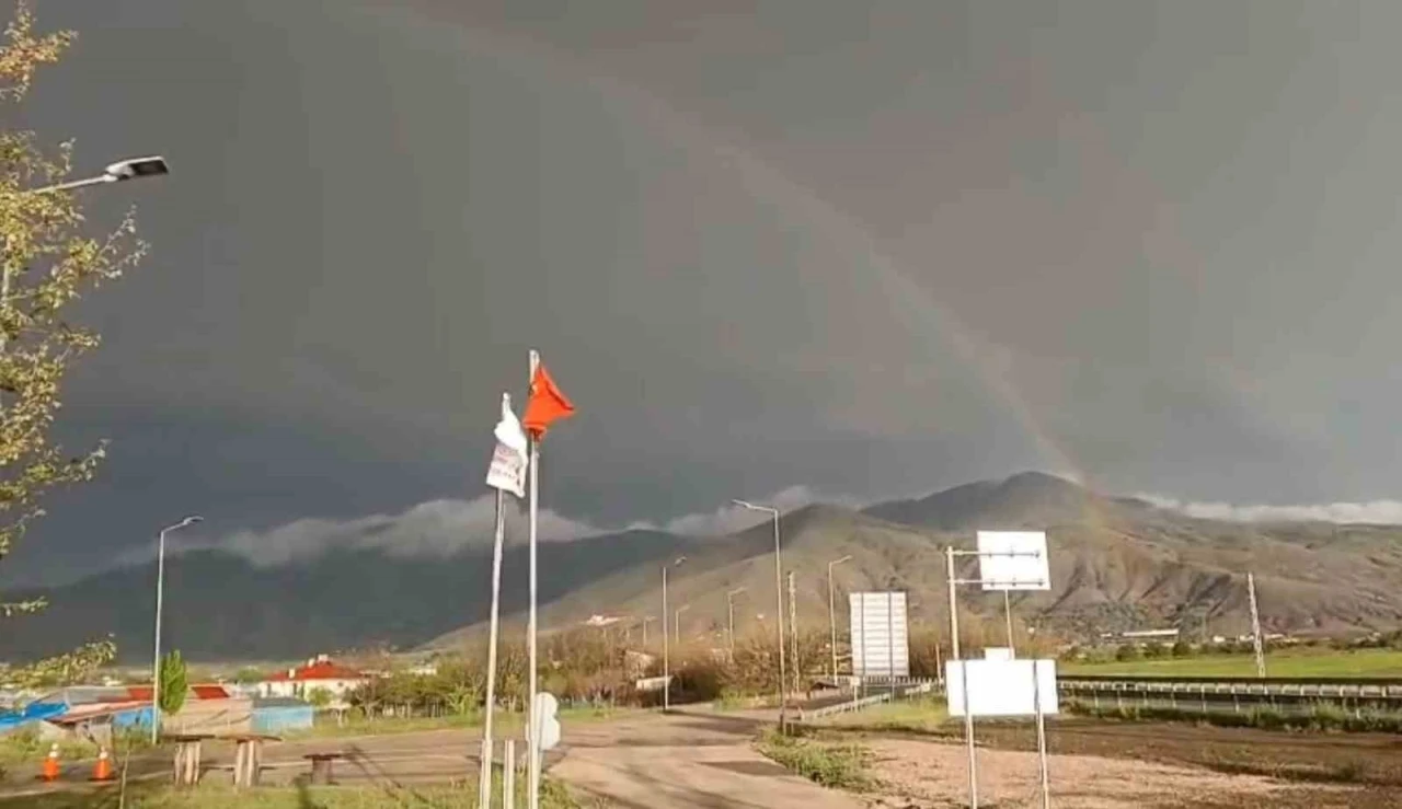 Elazığ’da gökkuşağı görenleri mest etti
