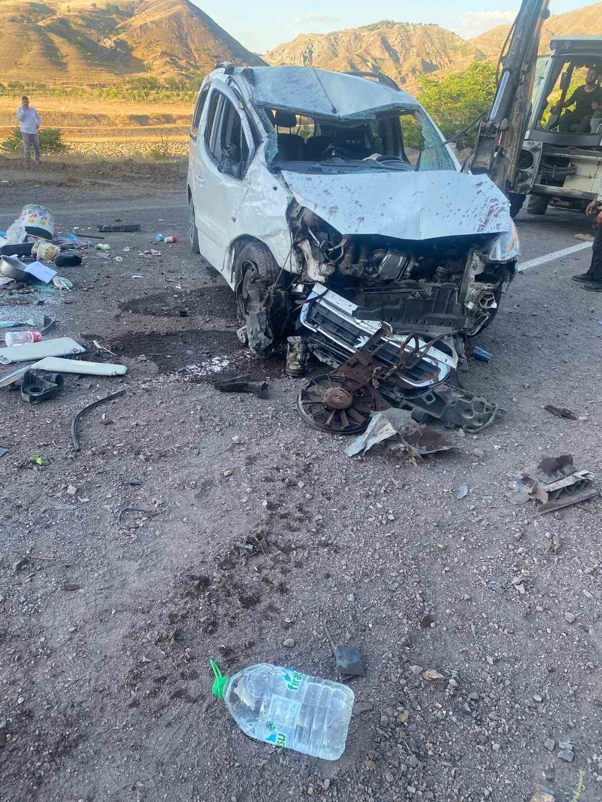 Elazığ&rsquo;da hafif ticari ara&ccedil; takla attı: 5 yaralı
