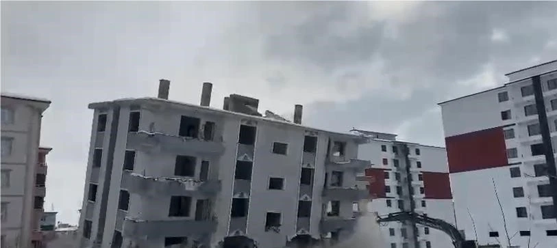 Elazığ&rsquo;da hasarlı bina iş makinesiyle yıkıldı
