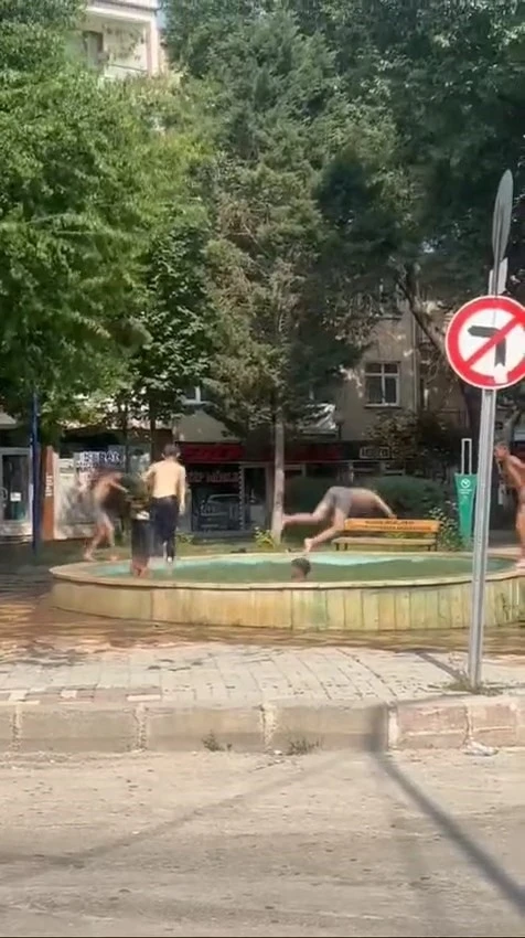 Elazığ’da havalar ısındı, çocuklar süs havuzuna akın etti
