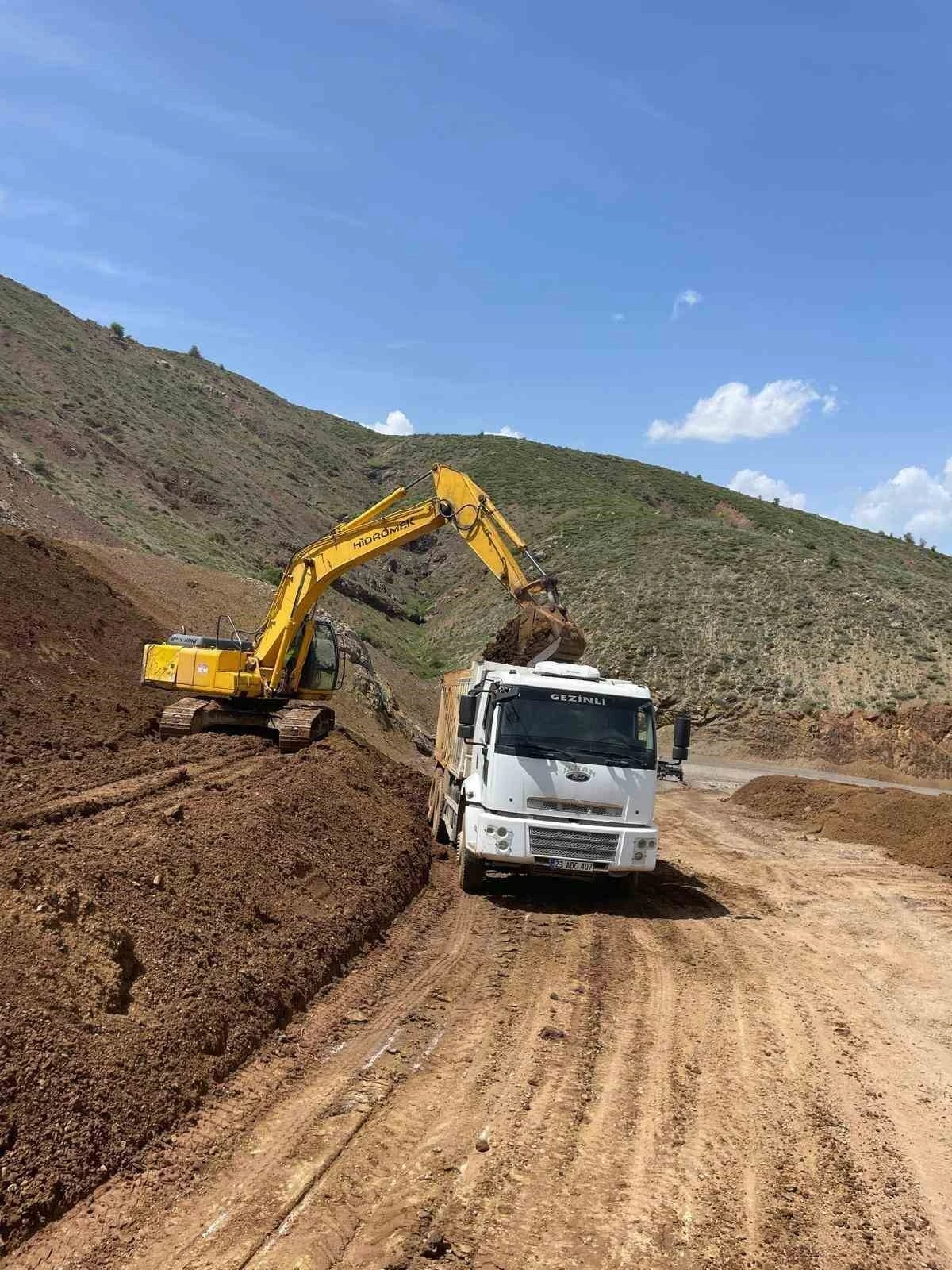 Elazığ’da heyelan nedeniyle zarar gören köy yollarının onarımı sürüyor
