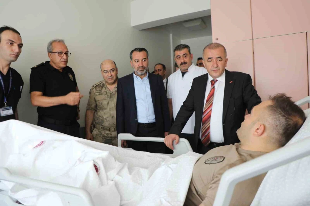 Elazığ’da il protokolü çatışmada yaralanan polisi ziyaret etti

