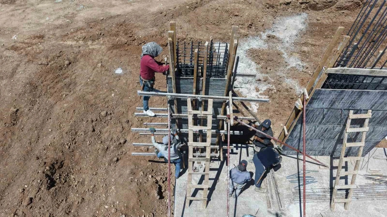 Elazığ&rsquo;da inşaat iş&ccedil;ilerinin sıcak havalarda ekmek m&uuml;cadelesi
