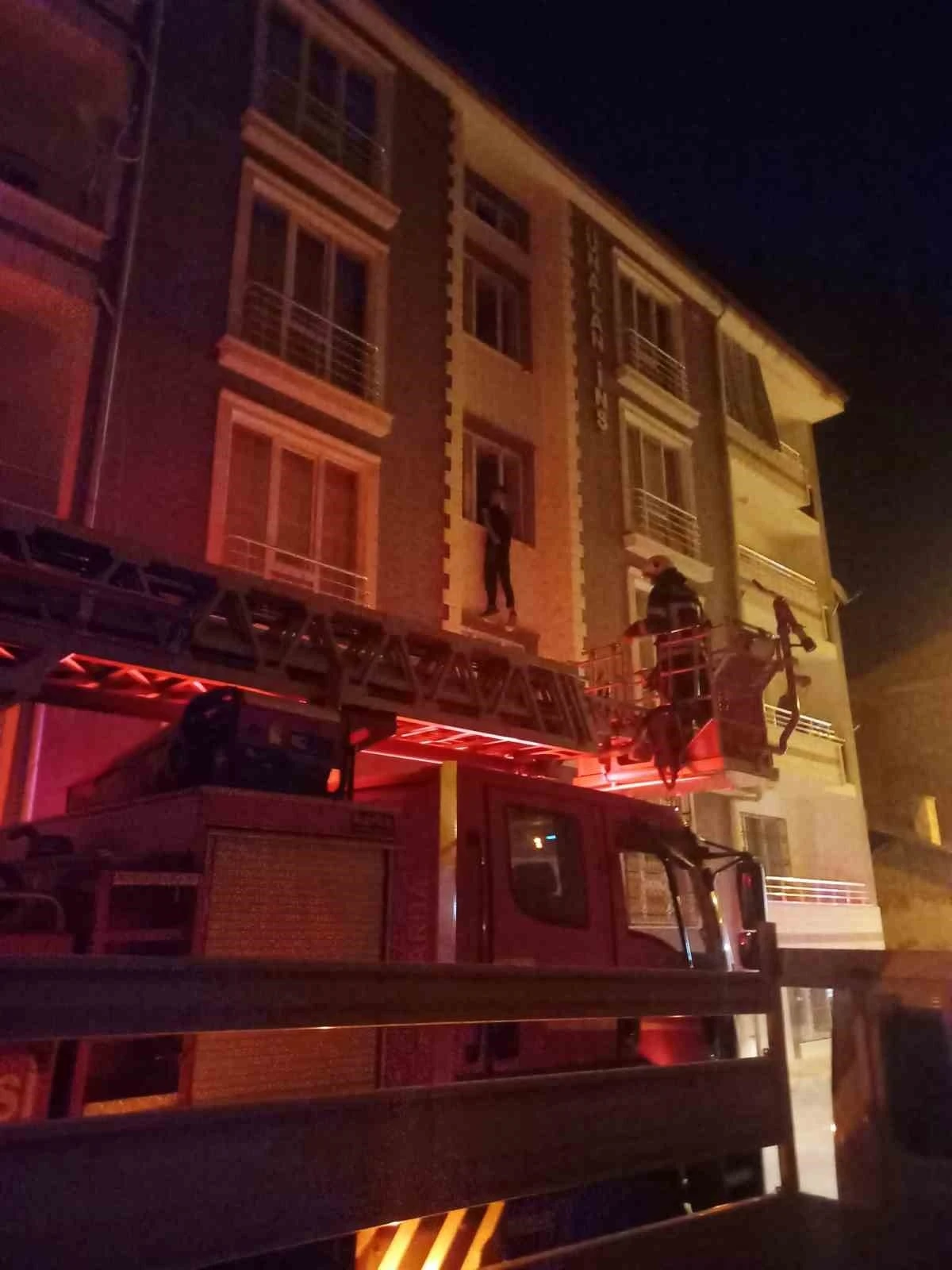 Elazığ’da intihara kalkışan şahsı itfaiye ekipleri ikna ederek indirdi