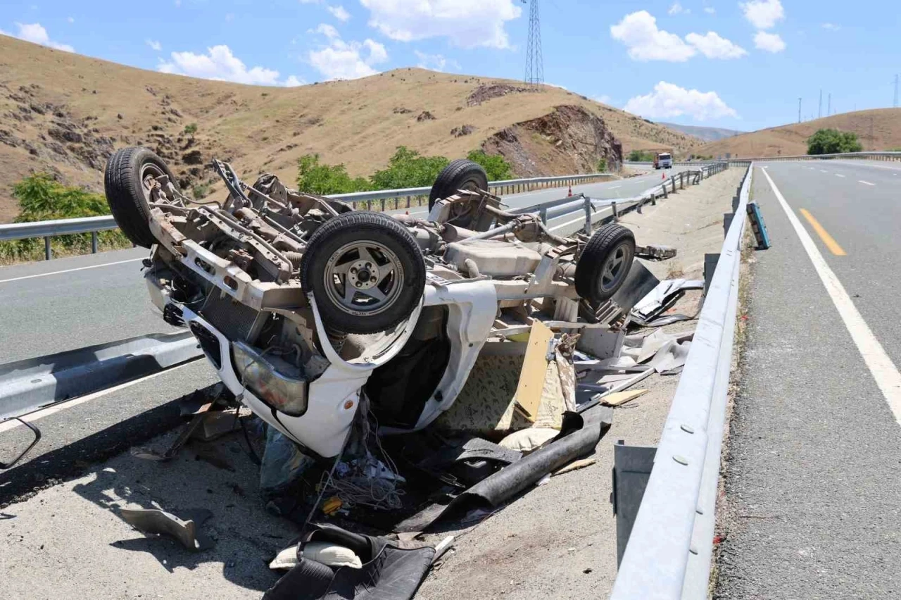 Elazığ&rsquo;da kamyonet ref&uuml;jdeki su kanalına devrildi: 2 yaralı
