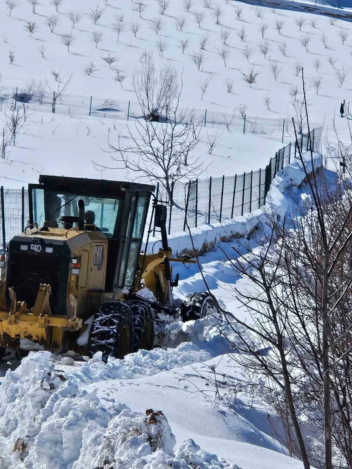 Elazığ’da kapanan köy yollarında çalışmalar sürüyor