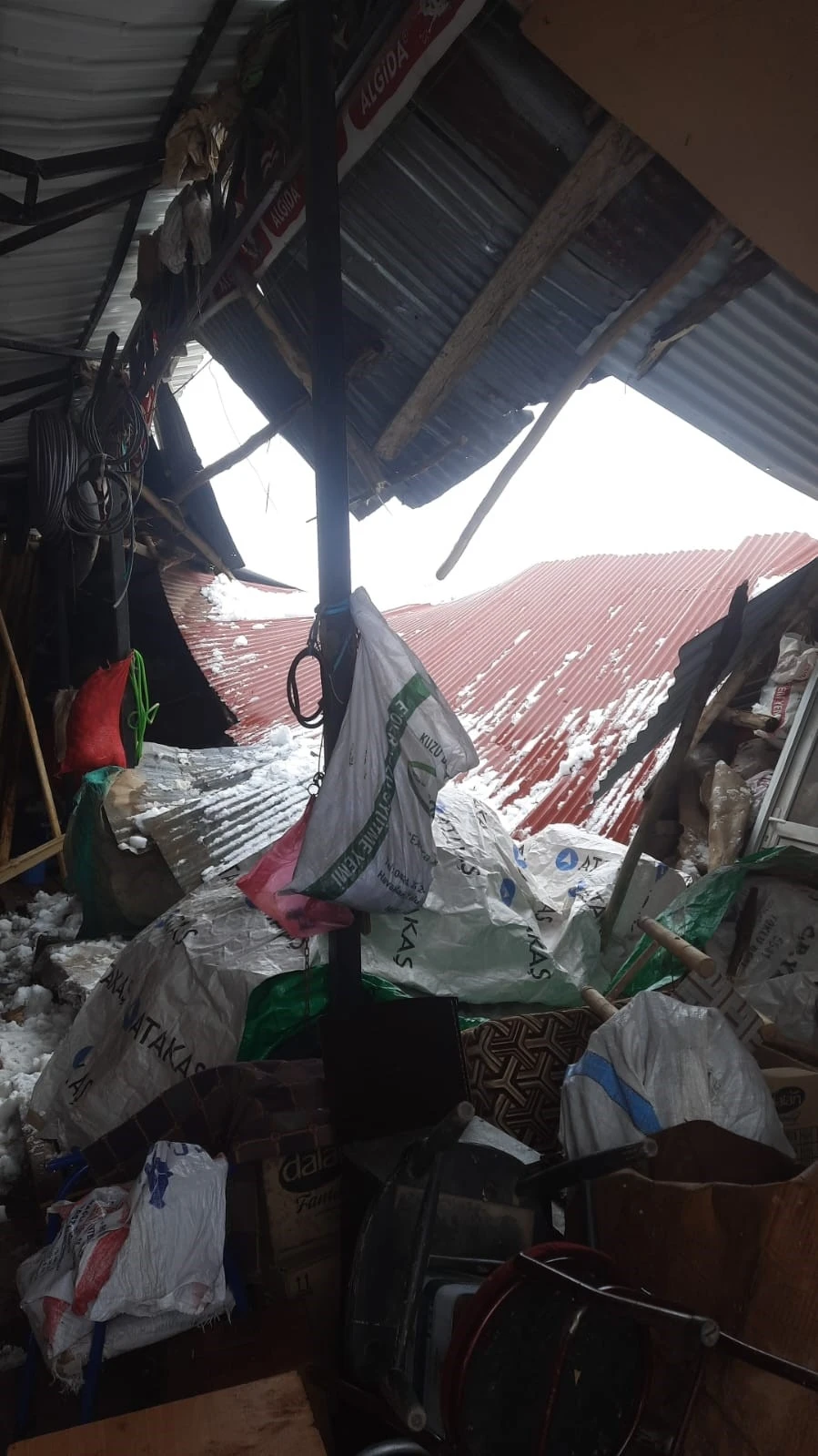 Elazığ&rsquo;da kar ve fırtına k&ouml;y&uuml;n tek marketini kullanılamaz hale getirdi
