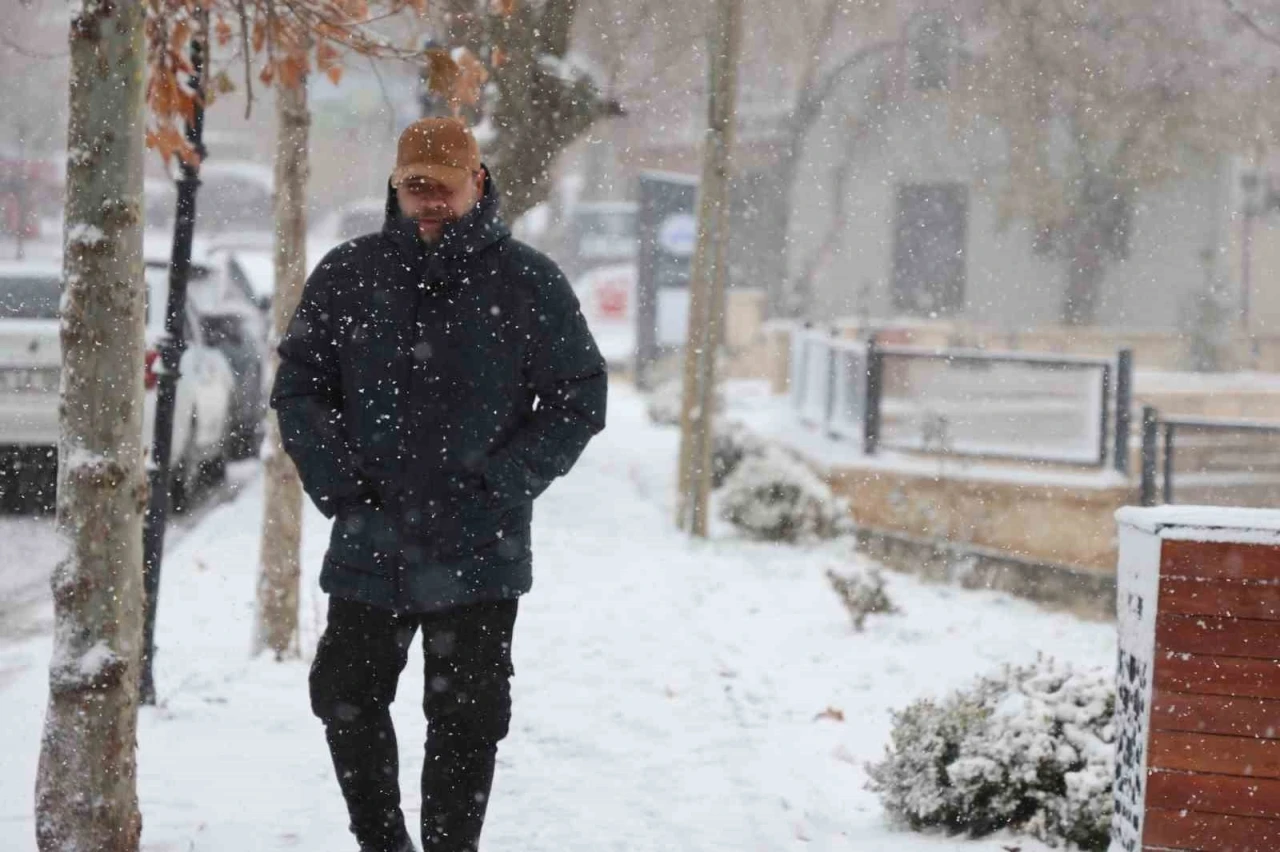 Elazığ&rsquo;da kar yağışı s&uuml;r&uuml;yor: 4 bin yıllık tarihi Harput beyaza b&uuml;r&uuml;nd&uuml;
