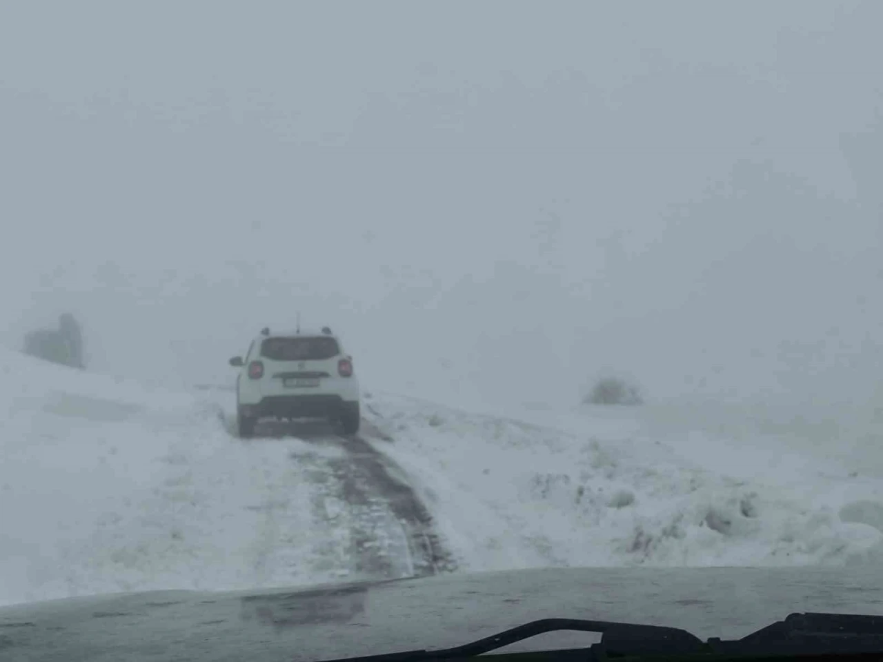 Elazığ&rsquo;da kar yağışında mahsur kalan ara&ccedil; kurtarıldı
