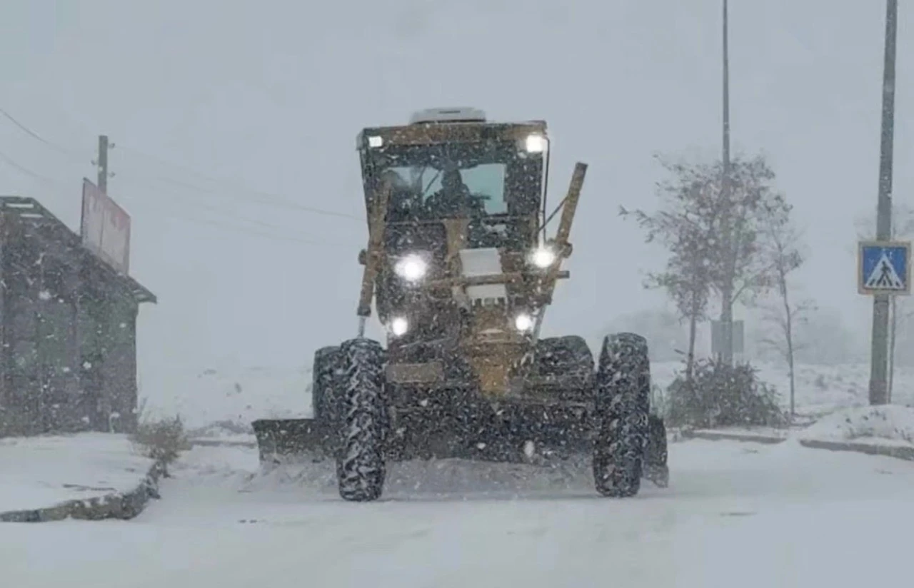 Elazığ&rsquo;da kar yağışıyla birlikte, belediye ekipleri &ccedil;alışmalara başladı
