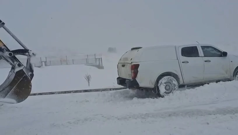 Elazığ&rsquo;da karda mahsur kalan ara&ccedil;lar kurtarıldı
