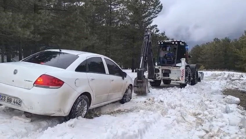 Elazığ&rsquo;da karda mahsur kalan otomobil kurtarıldı
