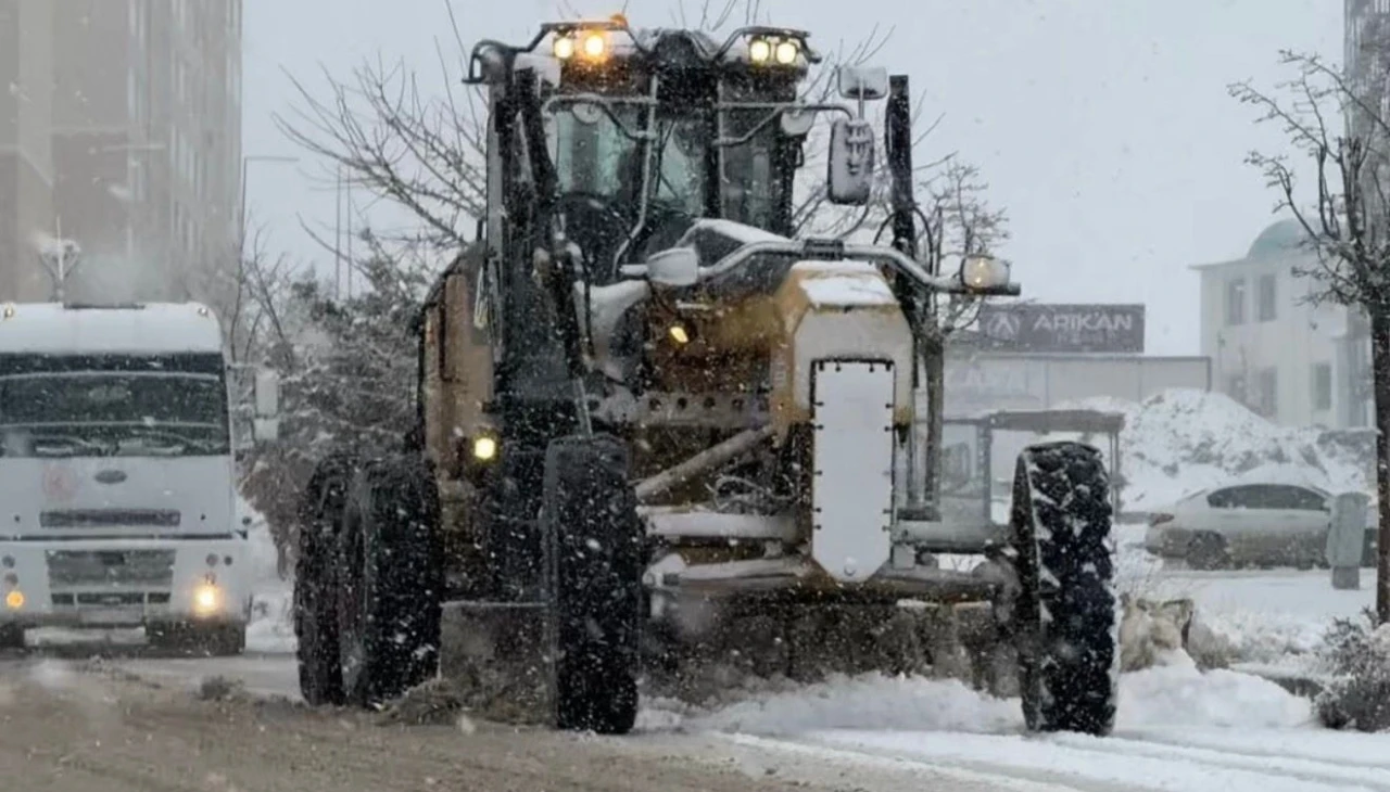 Elazığ&rsquo;da karla m&uuml;cadele &ccedil;alışmaları s&uuml;r&uuml;yor
