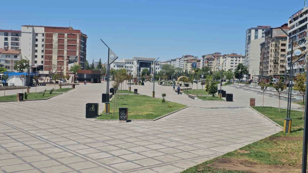 Elazığ&rsquo;da kavurucu sıcaklardan dolayı cadde ve sokaklar boş kaldı
