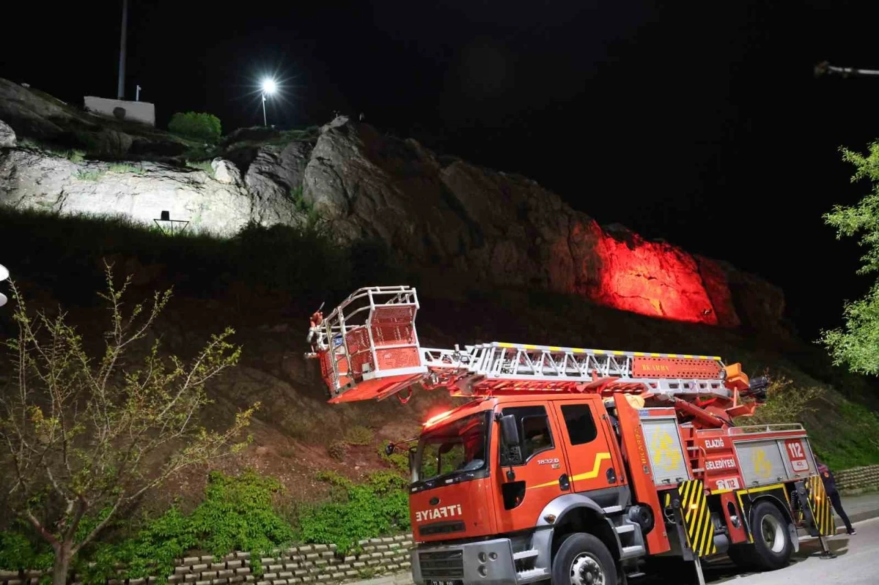 Elazığ’da kayalıklara çıkarak atlamak isteyen şahsı ekipler ikna etti
