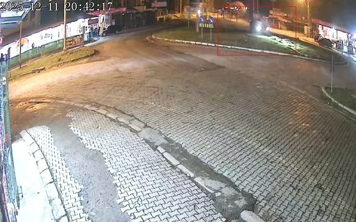 Elazığ’da kontrolü kaybedilen otomobil kavşaktaki refüje çıktı: 1 yaralı
