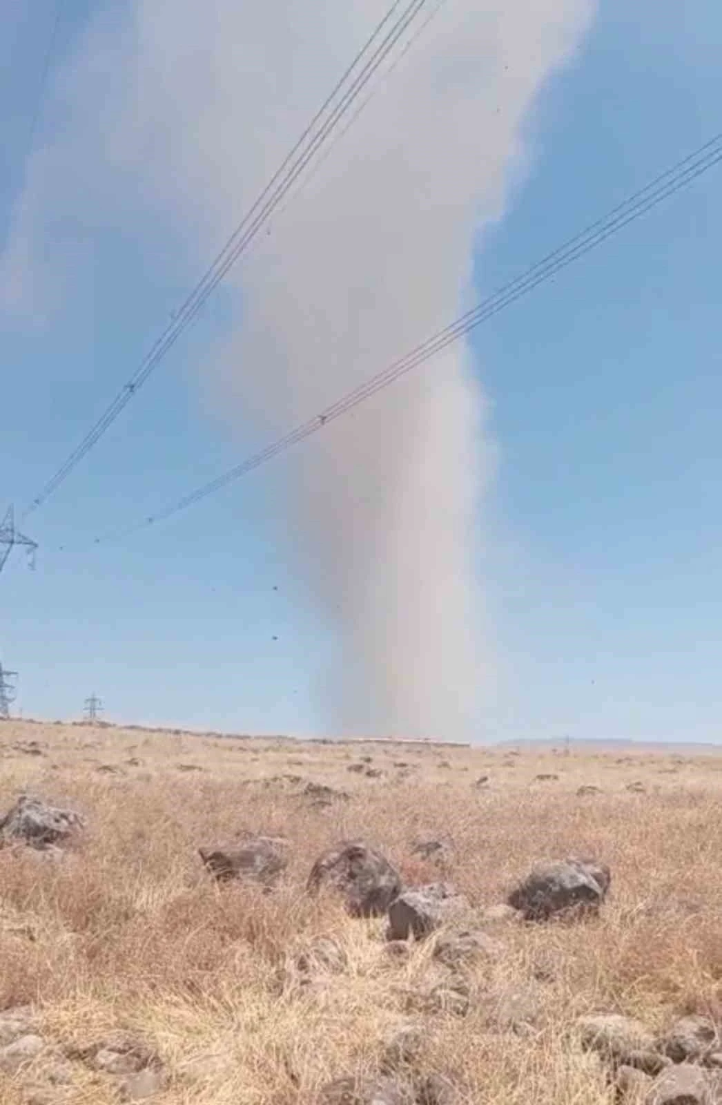 Elazığ&rsquo;da korkutan hortum kamerada
